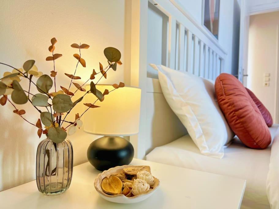 Cozy Fairytal Garden Apartment, Family Friendly, Free Parking, 15 Min To Airport Atina Dış mekan fotoğraf