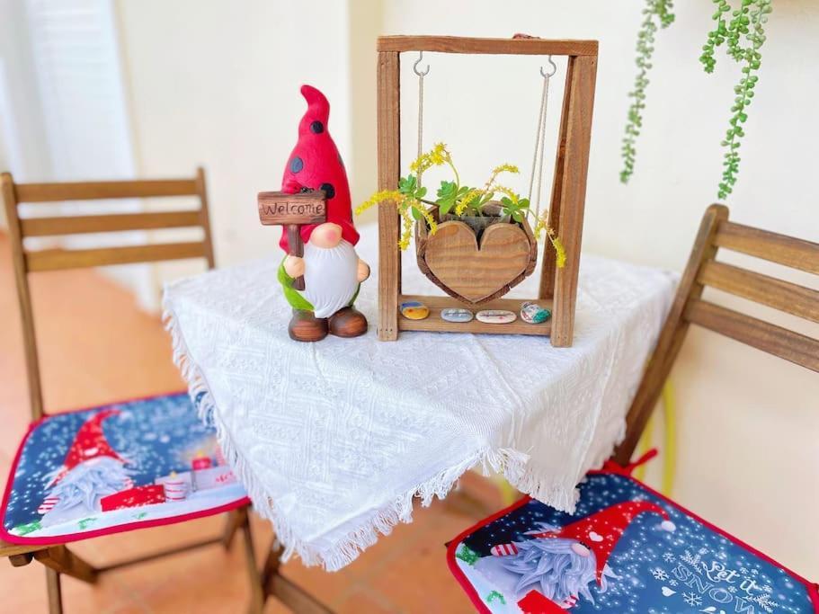 Cozy Fairytal Garden Apartment, Family Friendly, Free Parking, 15 Min To Airport Atina Dış mekan fotoğraf