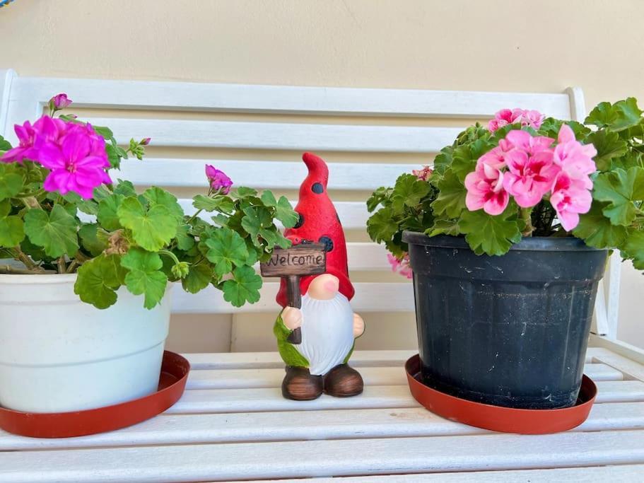 Cozy Fairytal Garden Apartment, Family Friendly, Free Parking, 15 Min To Airport Atina Dış mekan fotoğraf